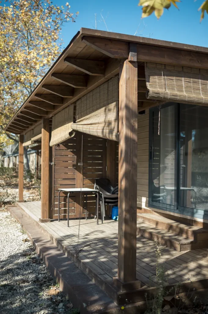 Cabaña de madera con porche