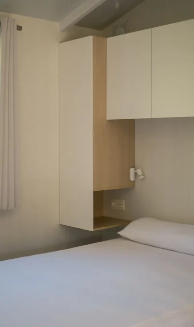 Habitación minimalista con cama