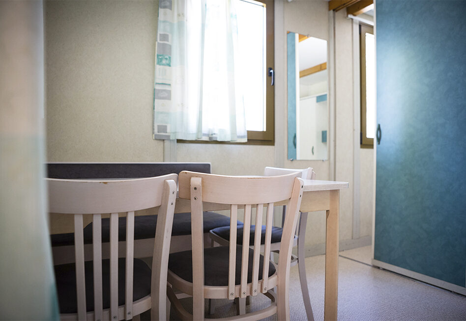 Interior de una habitación con mesa